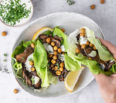 Salat-Tacos mit Austernpilzen und knusprigen Kichererbsen