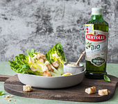 Caesar Salad mit veganem Dressing, Knoblauchcroûtons und veganem Parmesan