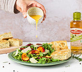 Pfirsich-Rucola-Salat mit Kräuterfocaccia