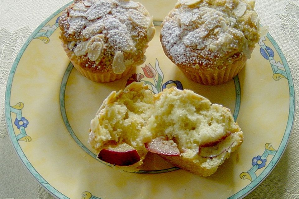 Pflaumenmuffins mit Mandelkruste