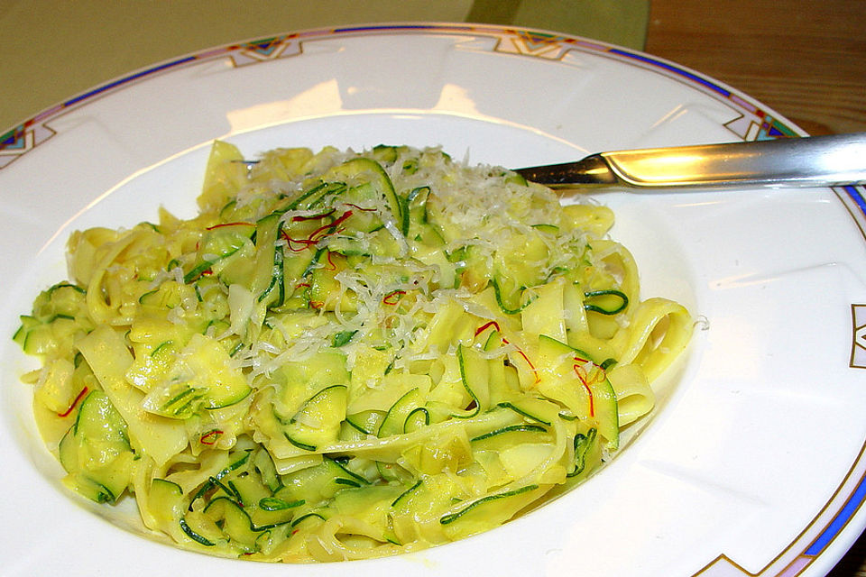 Bandnudeln mit Zucchini in Safransauce