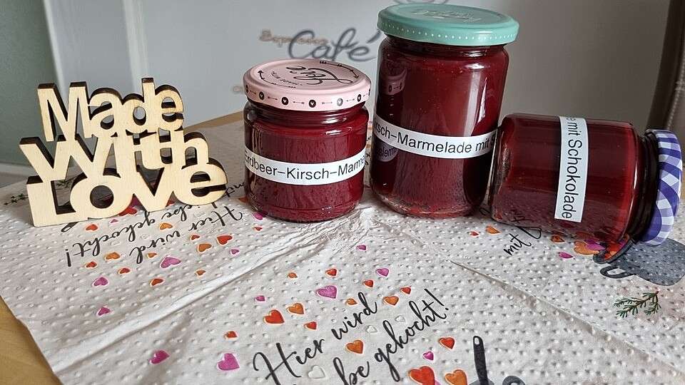 Erdbeer-Kirsch-Marmelade mit Zartbitterschokolade von LeneMH| Chefkoch