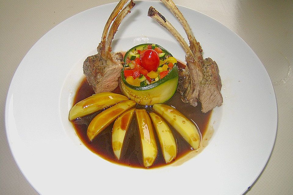 Lammkarree an Ratatouille und Kartoffelvierteln