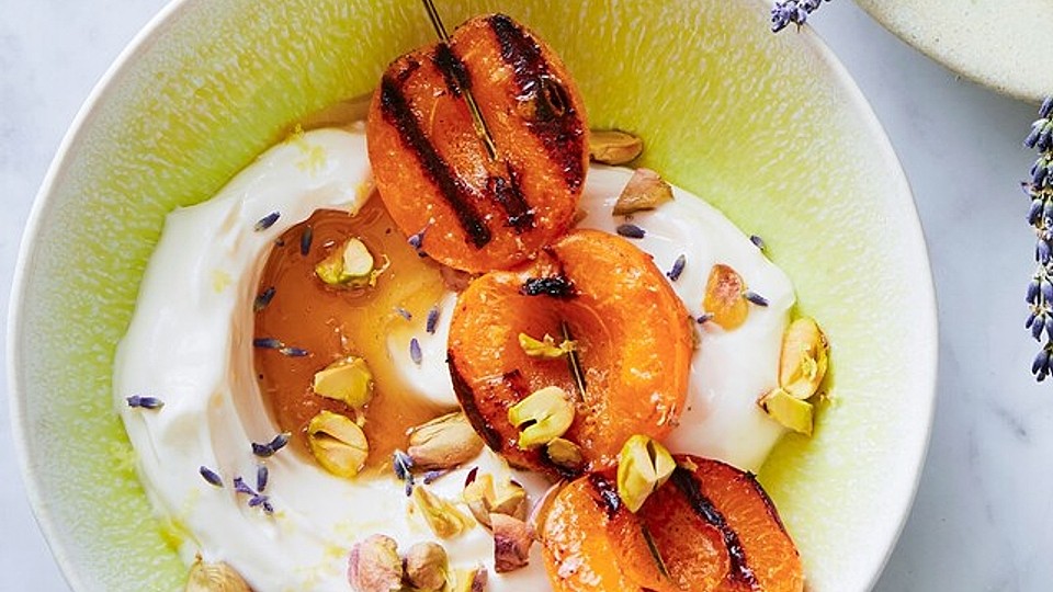 Gegrillte Aprikosenspieße mit Joghurt, Pistazien und Lavendel