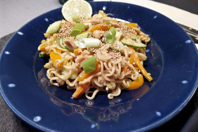 Asiatische Nudeln mit frischem Gemüse und Erdnusssauce von Eierkuchen ...