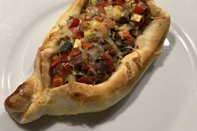 Gefüllte Pide mit Hack und Gemüse von jdallherm| Chefkoch
