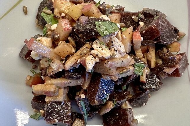 Rote Bete Salat mit Sonnenblumenkernen, Feta und Basilikum von ...