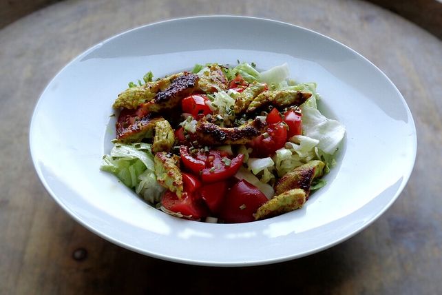 Eisberg-Tomatensalat mit Putenstreifen und Knoblauch-Senf-Dressing von ...