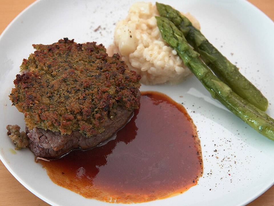 Sonnengereifter Spargel mit Rinderfilet unter Bärlauchkruste von ...