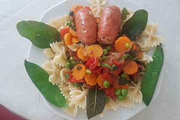 Italienische Pasta mit Gemüsesauce, Salsiccia und Salbei