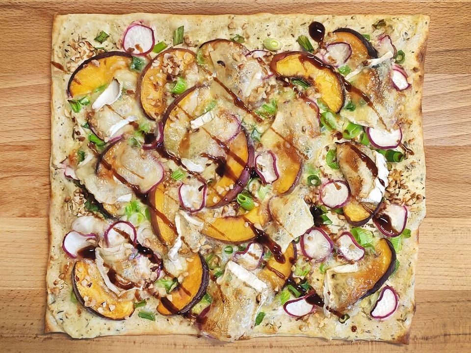 Flammkuchen mit Pfirsich, Radieschen und Blauschimmelkäse auf Fenchel ...