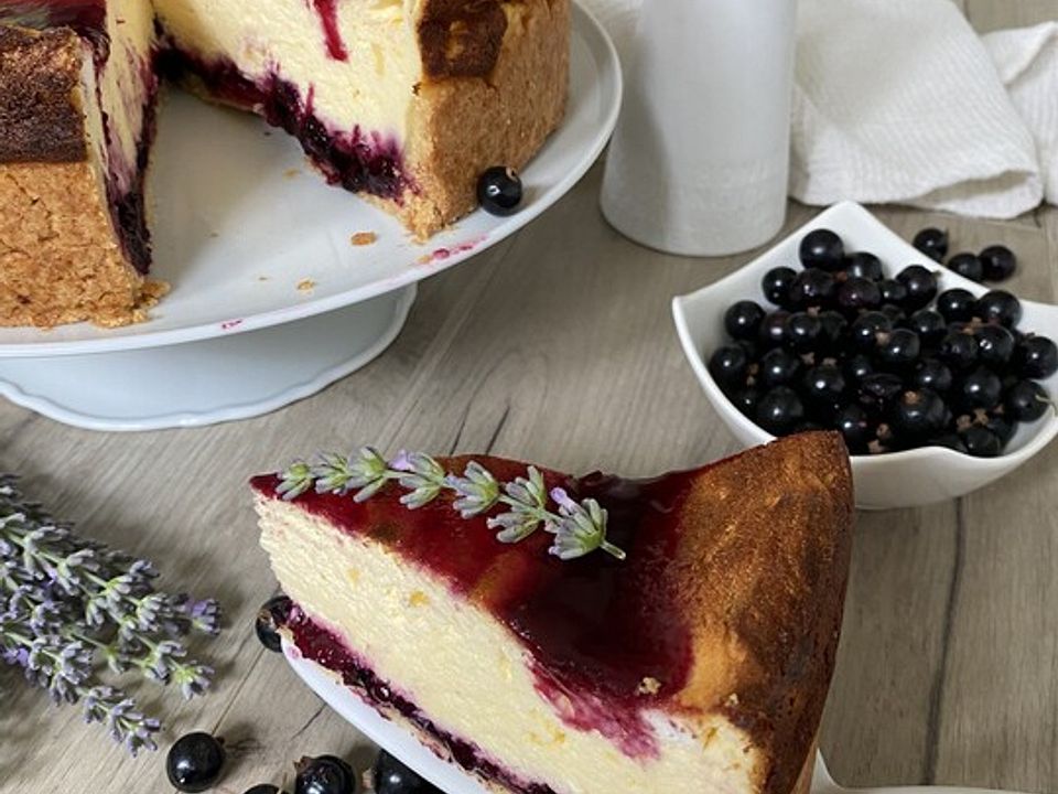 Käsekuchen mit schwarzen Johannisbeeren von Zuckerschnutenmaus| Chefkoch