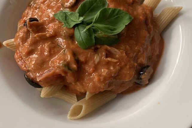 Penne mit Tomaten-Paprika-Pesto und Tunfisch von JessicaRonja| Chefkoch