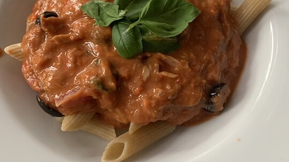 Penne mit Tomaten-Paprika-Pesto und Tunfisch von JessicaRonja| Chefkoch