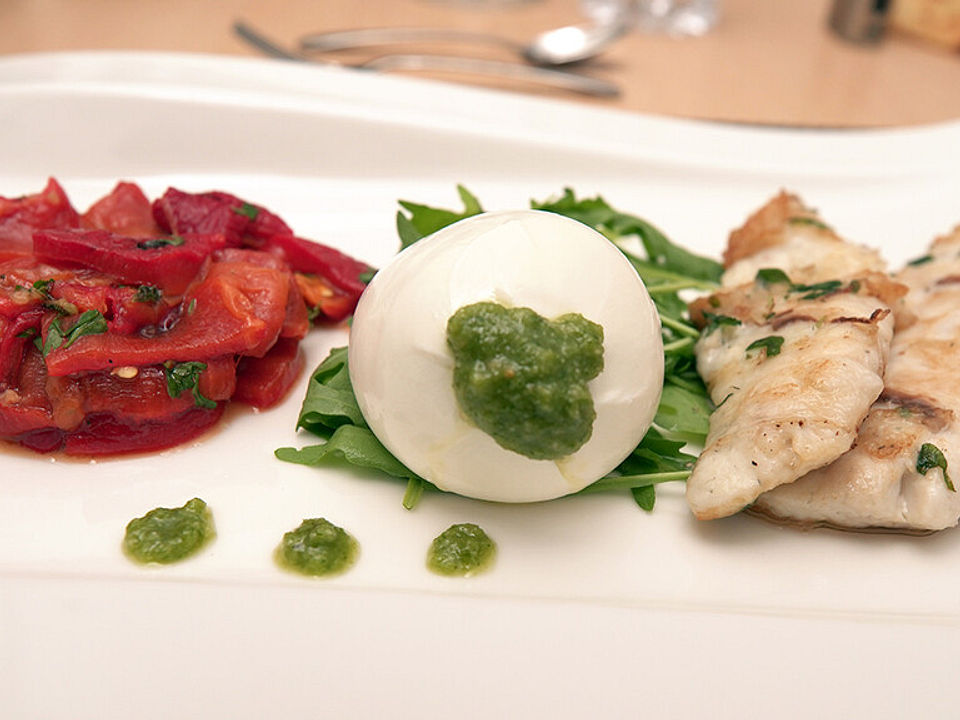 Dorade im Lardo-Kräutermantel mit lauwarmem Paprikagemüse und Burrata ...