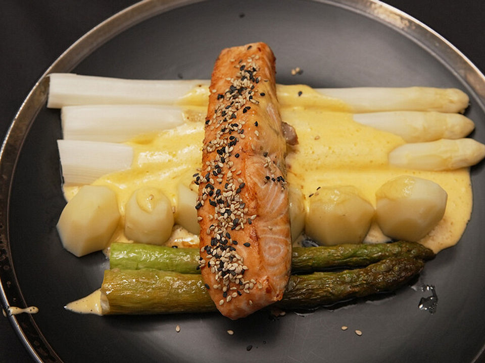 Lachs, weißer und grüner Spargel, Sauce Hollandaise, Frühkartoffeln von ...