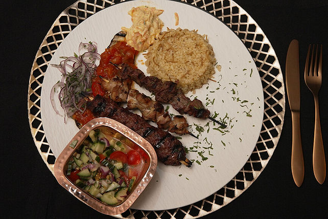 Dreierlei Kebab - Hähnchenspieß, Rinderfiletspieß, Adana Kebab mit ...