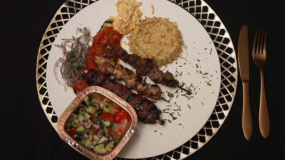 Dreierlei Kebab - Hähnchenspieß, Rinderfiletspieß, Adana Kebab mit ...