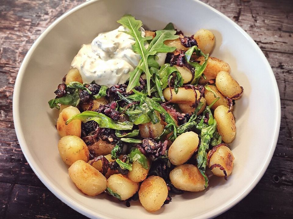 Gnocchi mit SumachZwiebeln, Rucola und ZitronenBasilkumcreme von