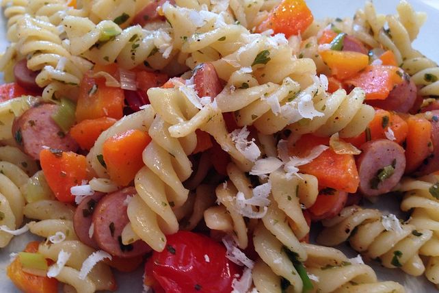 Nudelpfanne mit Möhren und Würstchen von Charima| Chefkoch