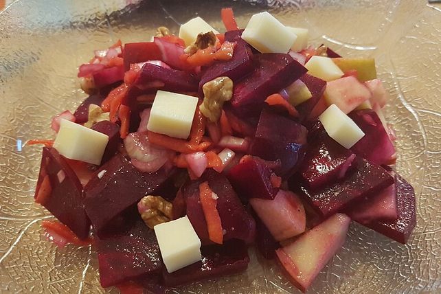 Rohkostsalat mit Rote Bete, Apfel, Möhren und Walnüssen von ...