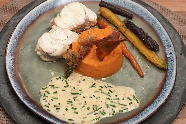 Seeteufel auf Glasnudelbett mit Süßkartoffelpüree und buntem ...