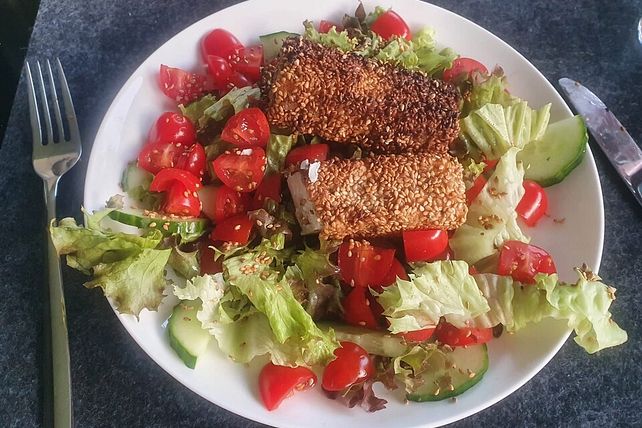 Schafskäse im Sesam-Mantel auf buntem Salat von katharina_thiel1094 ...