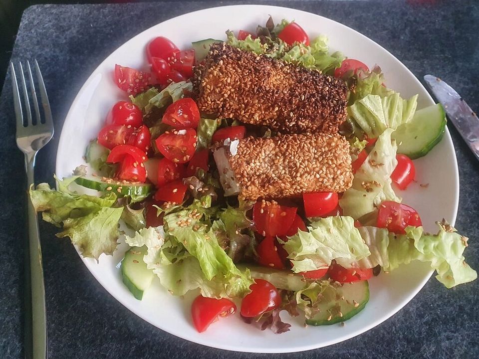 Schafskäse im Sesam-Mantel auf buntem Salat von katharina_thiel1094 ...