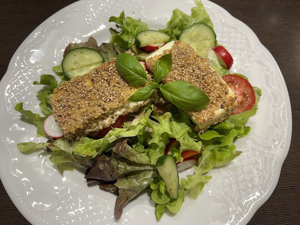 Schafskäse im Sesam-Mantel auf buntem Salat von katharina_thiel1094 ...