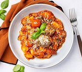 Gnocchi mit Fleischbällchen in Tomatensoße