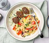 Orzo-Salat mit Keftedes und Zaziki