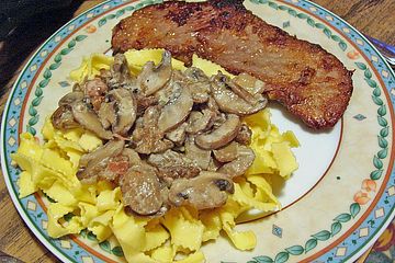 Kalbsschnitzel Parmigiani mit Pfifferlingsragout