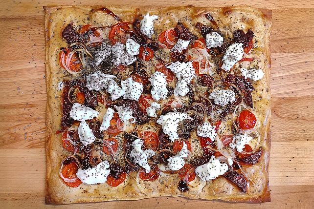 Flammkuchen mit getrockneten Honig-Tomaten, Zitronen-Zwiebeln ...