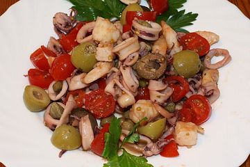 Tintenfischsalat mit Oliven und Kapern