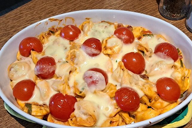 Tortelliniauflauf mit Tomaten und Mozzarella von torbengoedecke93| Chefkoch Tortelliniauflauf mit Tomaten und Mozzarella von torbengoedecke93| Chefkoch