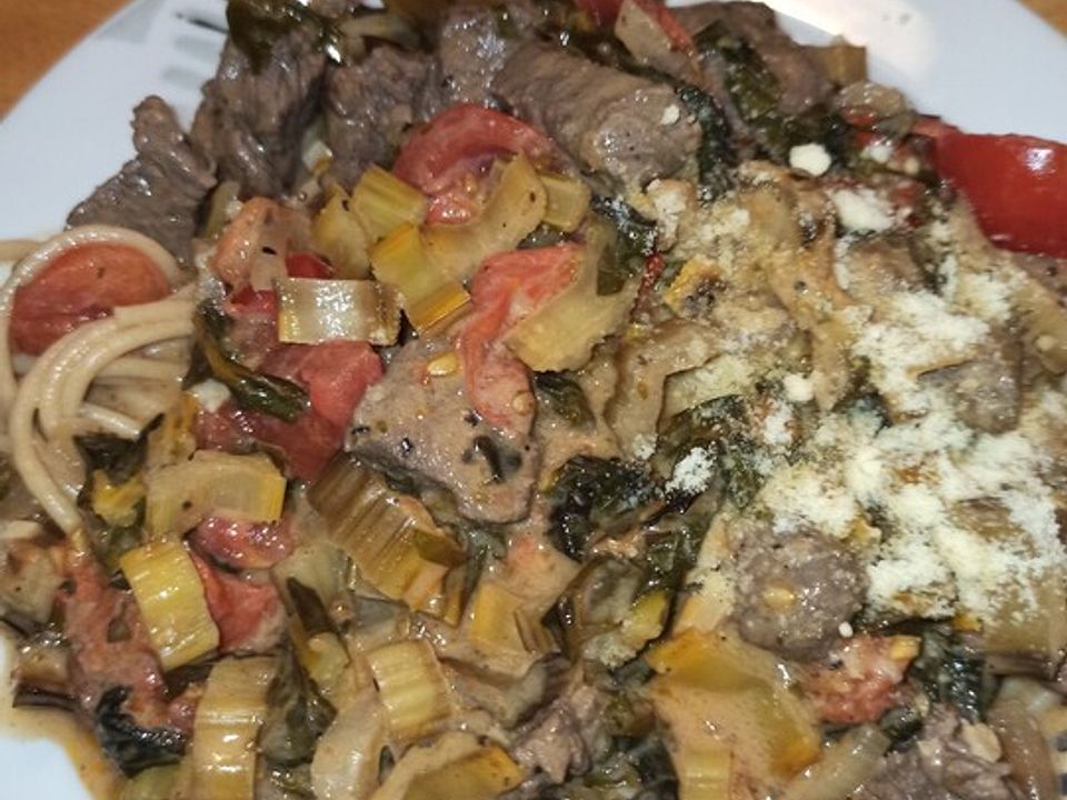 Vollkornspaghetti mit Mangold-Kirschtomatensoße und Filetstreifen von ...
