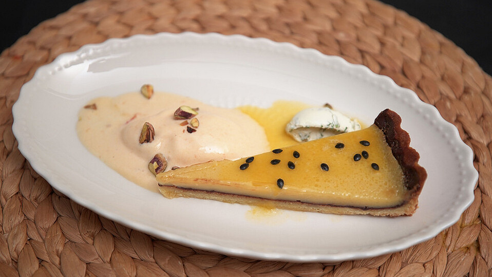Tomaten-Pfirsich-Eiscreme mit gerösteten Pistazien an Orangen- und ...