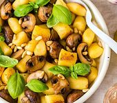 Vegane Gnocchi mit Pilzen und Basilikum