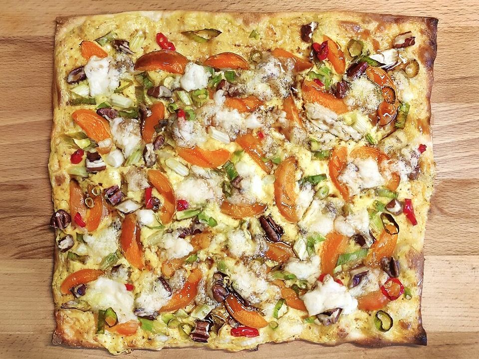 Flammkuchen mit Zuckeraprikosen, Pekannüssen und Büffelmozzarella von ...