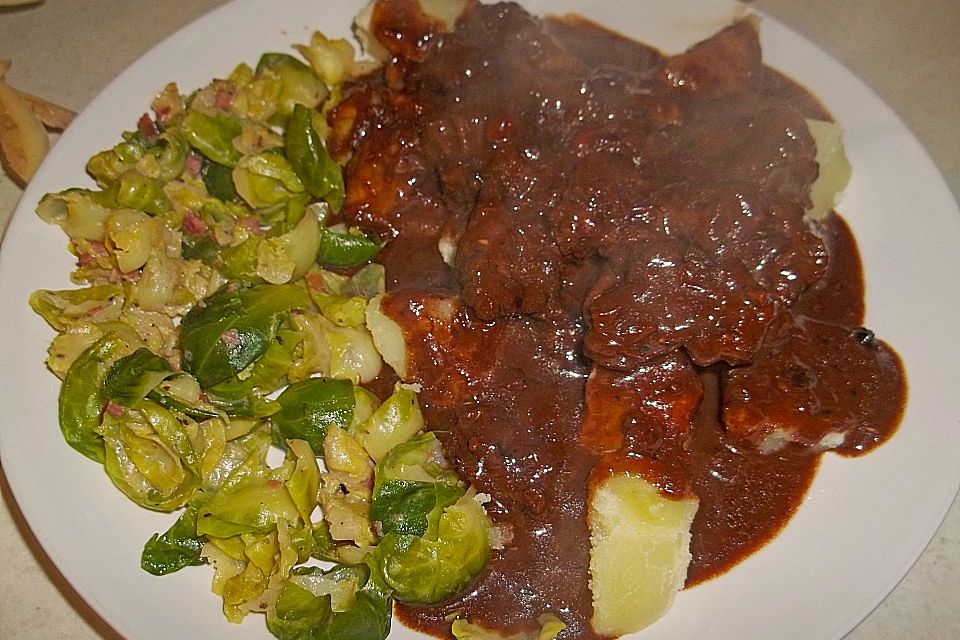 Hirschgulasch in Preiselbeersahnesauce