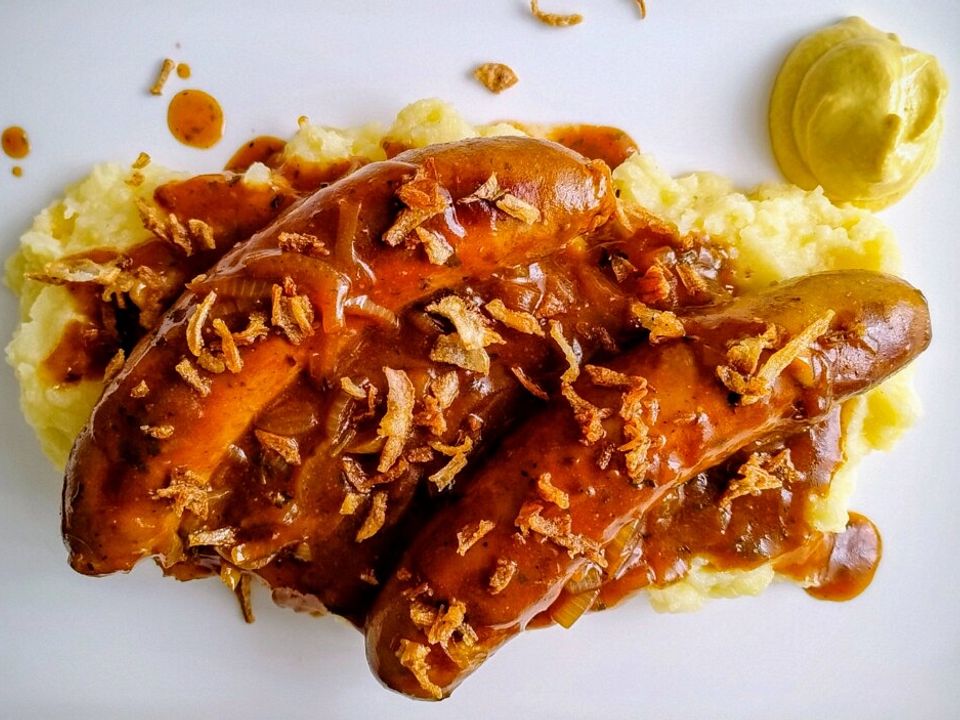 Bratwurst in Zwiebel-Biersauce mit Kartoffelpüree von aahrens-74_1 ...