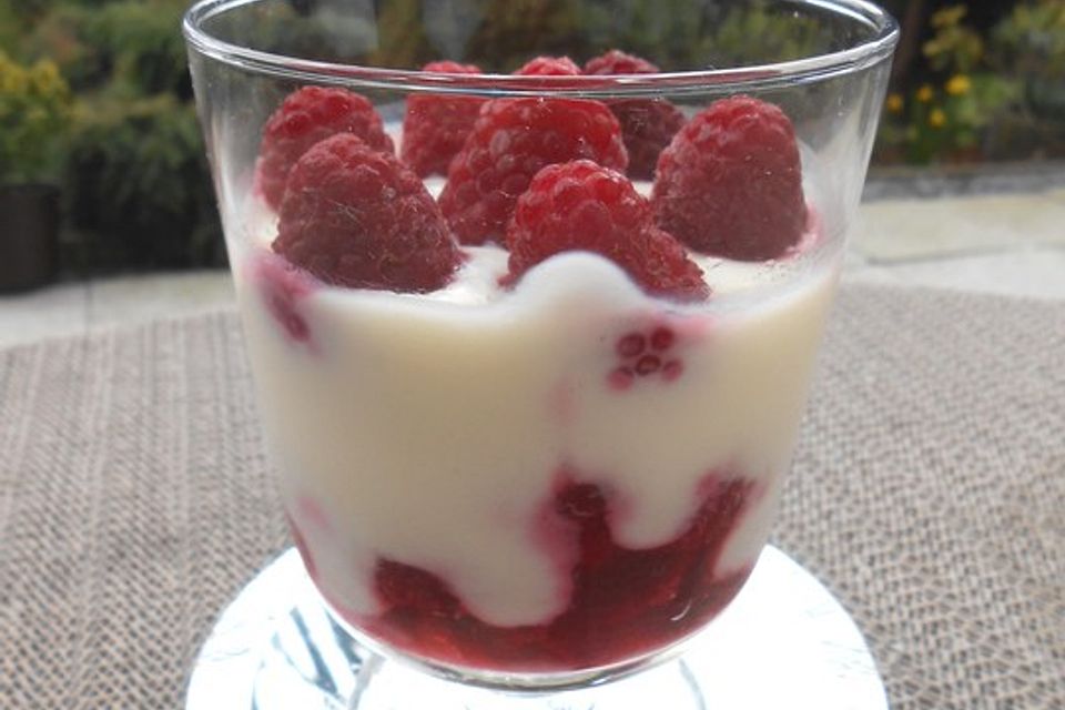 Himbeeren unter einer Sahne - Joghurt - Haube