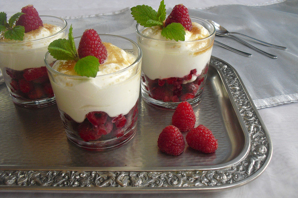 Himbeeren unter einer Sahne - Joghurt - Haube