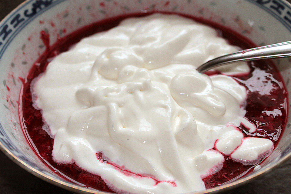 Himbeeren unter einer Sahne - Joghurt - Haube