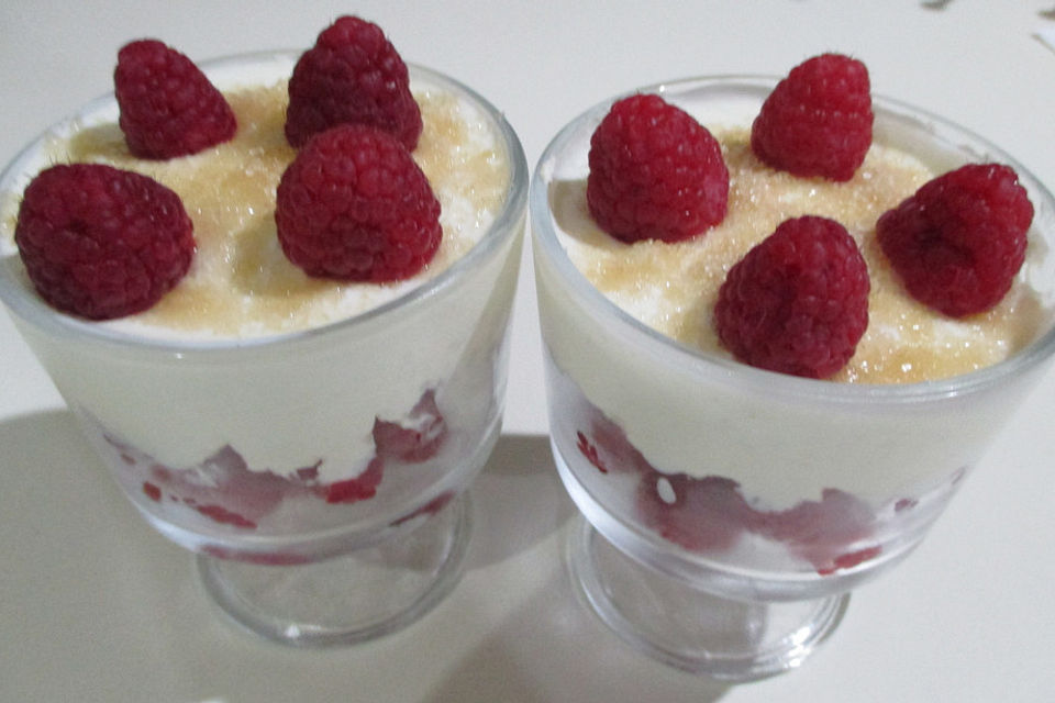 Himbeeren unter einer Sahne - Joghurt - Haube