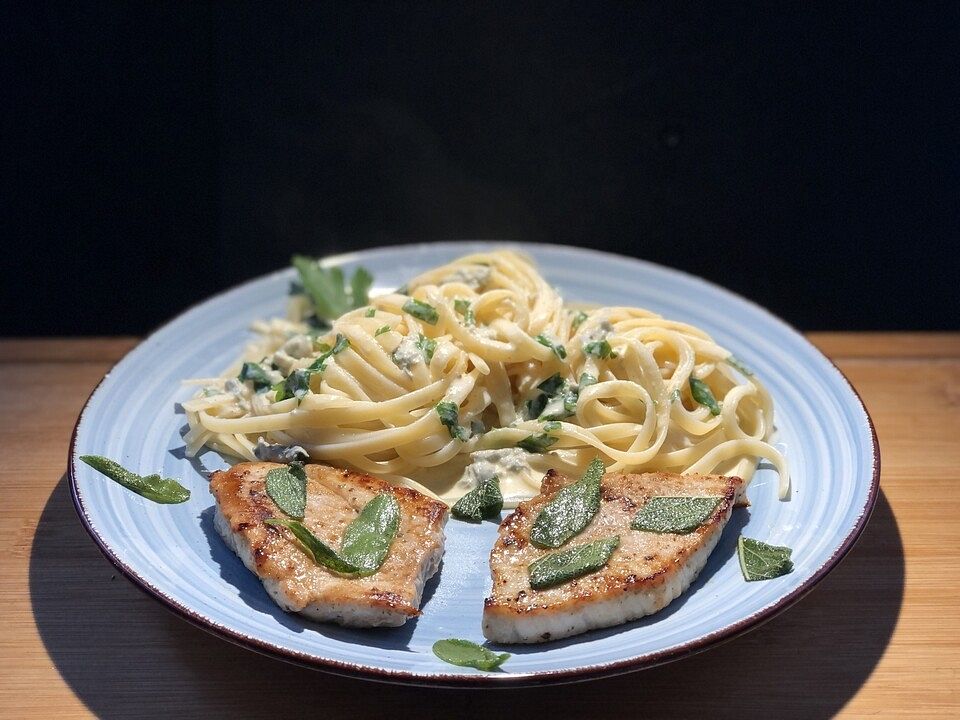 Fettuccine mit Gorgonzolasauce und Salbeischnitzel von SessM| Chefkoch