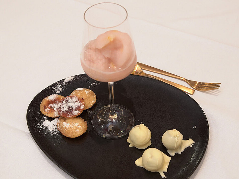 Eierlikörpralinen, Champagnersorbet, Poffertjes von DasperfekteDinner ...