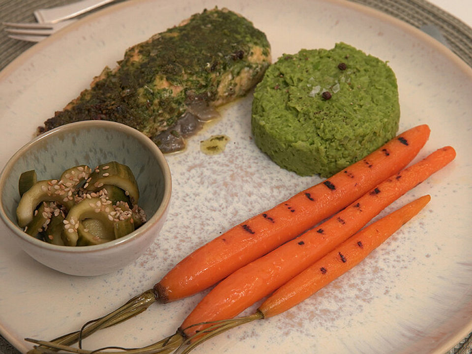 Marinierter Lachs mit Petersilie, Ingwer, Knoblauch und Zitrone auf ...