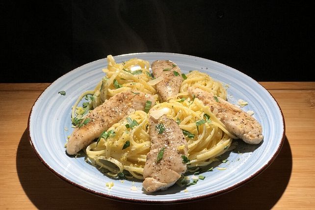 Pasta mit Zitronensauce und Hähnchenfilet von SessM| Chefkoch