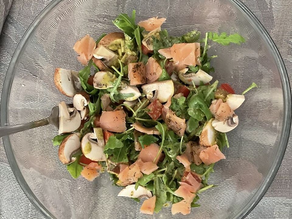 Rucola-Salat mit Räucherlachs und Pesto-Dressing von OnkelKlausi| Chefkoch